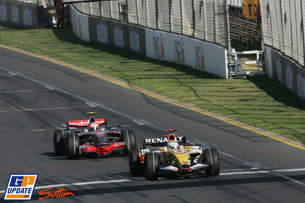 Alonso y detras Kovalainen