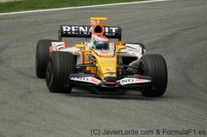 Alonso toma una curva en Montmelo