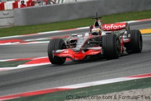 Hamilton con su coche Mercedes McLaren en 2008