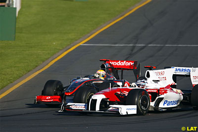 Trulli y Hamilton luchando en pista