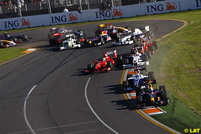 l__64i1605-2 Accidente en la primera curva provocado por Barrichello y Alonso detrás, sin sitio para pasar