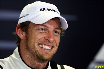 Aprovechamos la Pole de Jenson para responder a las demandas de las lectoras de FormulaF1 con su foto