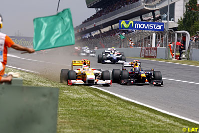 l__95u5661-2 En el relanzamiento de la carrera, Alonso casi supera a Webber a 300Km/h y por la hierba
