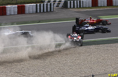 Trulli en el momento en el que no puede evitar volver a pista y "liarla" en la primera vuelta