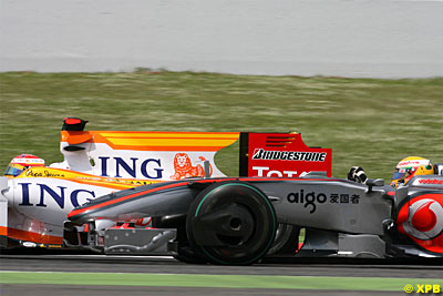 Alonso no se "cortó un pelo" para mantener a Hamilton detrás suyo al salir de boxes