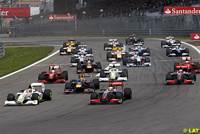 Salida del GP con Barrichello y Hamilton al frente