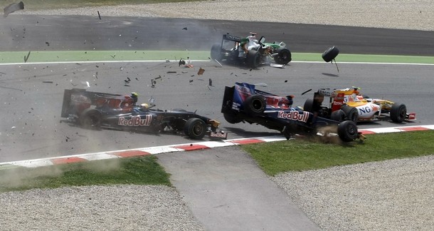 AUTO-F1-PRIX-SPAIN-MONTMELO-CRASH