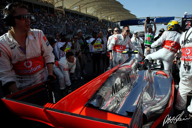 Lewis Hamilton en la parrilla del Gran Premio de Bahrein 2010