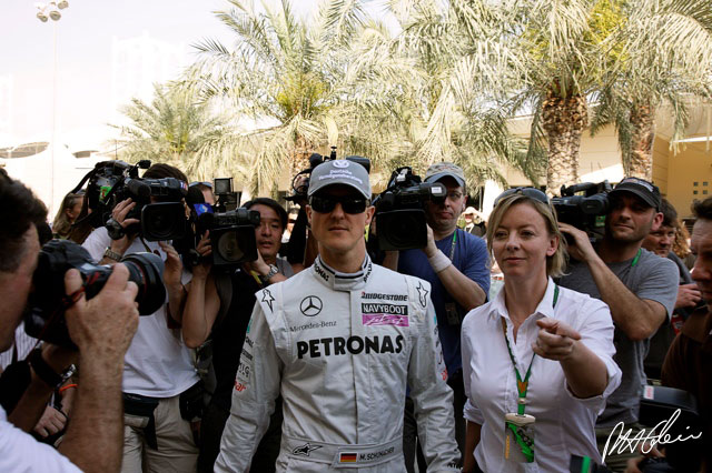 Michael Schumacher fue el centro de atención en Bahrein 2010