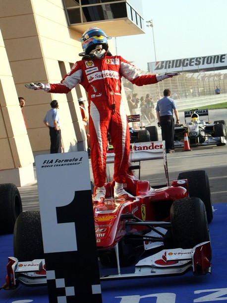 Fernando Alonso celebra la victoria en Bahrein 2010
