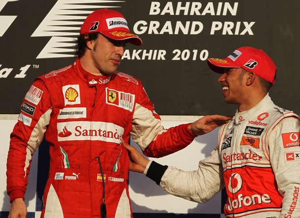 Alonso y Hamilton en el podio de Bahrein 2010
