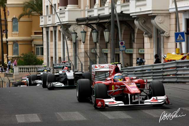 Fernando Alonso por delante de Michael Schumacher en el GP de Mónaco 2010