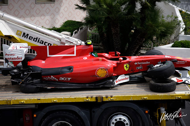 El Ferrari F10 de Alonso tras el accidente en la tercera sesión de entrenamientos libres