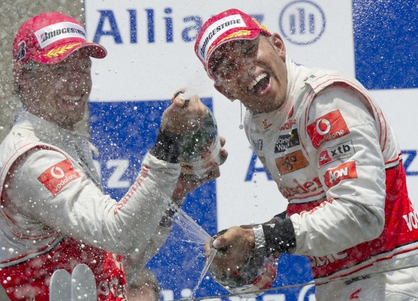 Lewis Hamilton y Jenson Button en el podio del GP de Canadá 2010