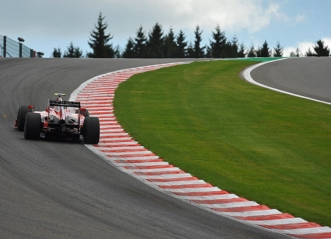 Un Ferrari pasando por Eau Rouge