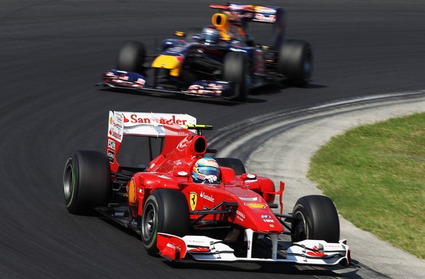 Fernando Alonso por delante de Sebastian Vettel durante el GP de Hungría 2010