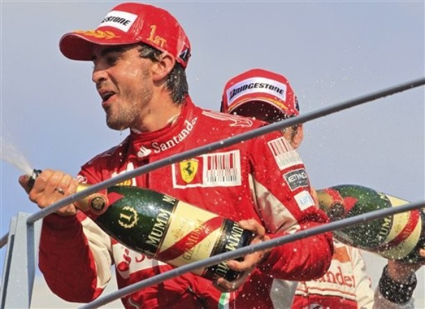 Fernando Alonso en el podium tras su victoria en el GP de Italia 2010