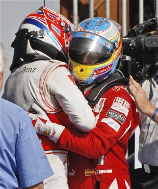 Fernando Alonso y Jenson Button se abrazan tras el GP de Italia 2010