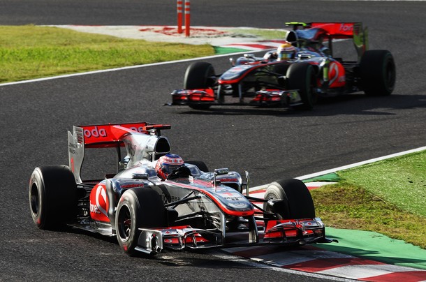 Jenson Button y Lewis Hamilton durante el GP de Japón 2010