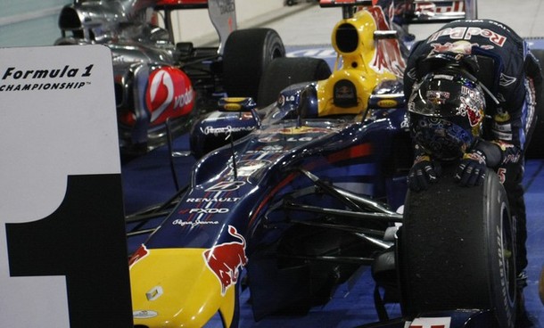 Sebastian Vettel tras lograr la victoria y el título mundial en el GP de Abu Dhabi 2010
