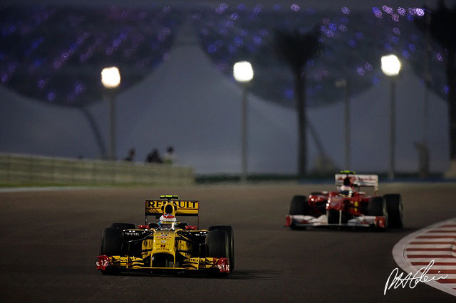 Vitaly Petrov y Fernando Alonso durante el GP de Abu Dhabi 2010