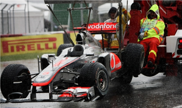 McLaren de Hamilton en la grúa