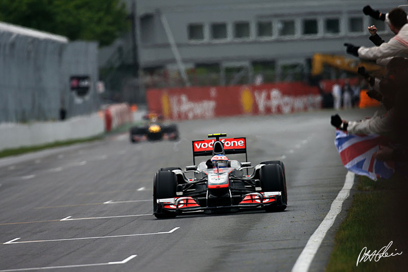 Jenson Button cruza la meta victorioso en el GP de Canadá 2011