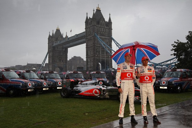 Jenson Button y Lewis Hamilton en Londres 2011