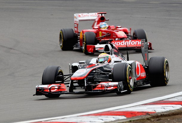 Lewis Hamilton y Fernando Alonso durante el GP de Alemania 2011