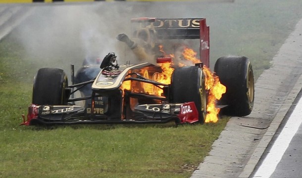 El coche de Nick Heidfeld arde durante el GP de Hungría 2011