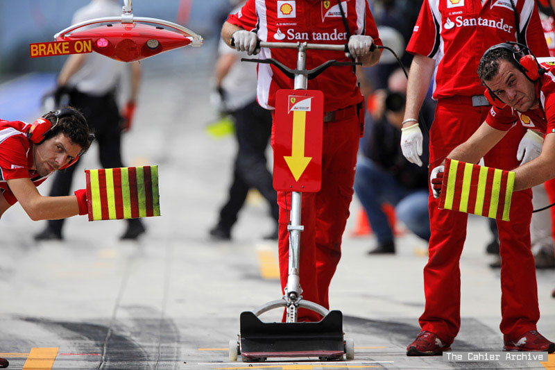 Miembros del equipo Ferrari en los entrenamientos libres del GP de Hungría 2011