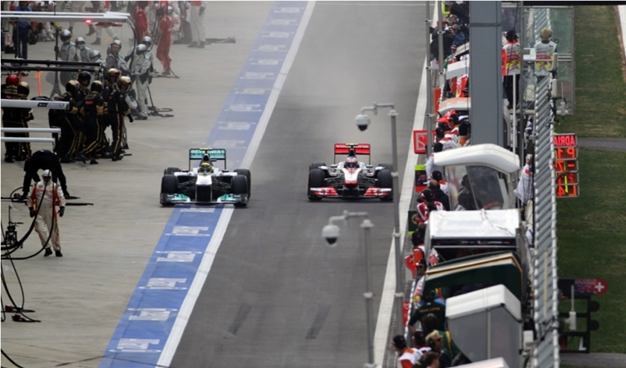 Duelo Rosberg-Button en boxes. Corea 2011