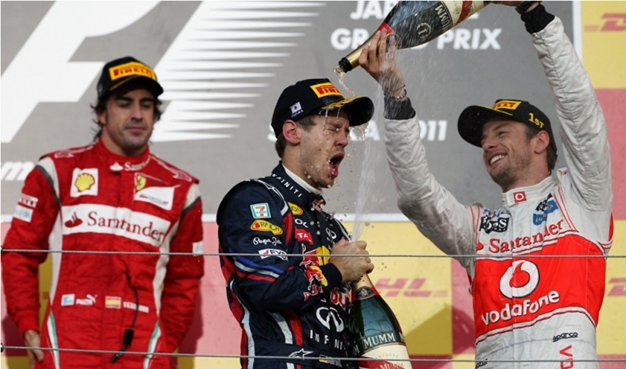 El podio de Suzuka 2011 celebra la victoria de Button y el Campeonato de Vettel