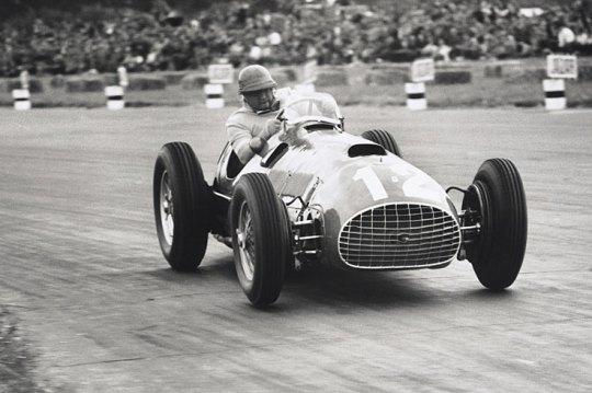 José Froilán González con el Ferrari 375