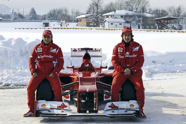 Felipe Massa y Fernando Alonso posan con el Ferrari F2012