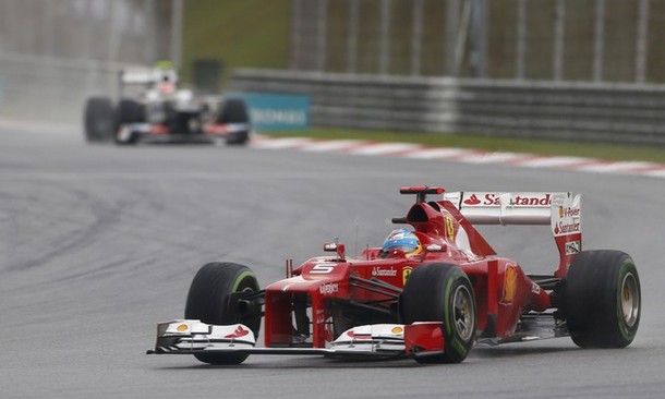 Fernando Alonso lidera el GP de Malasia 2012 por delante de Sergio Perez