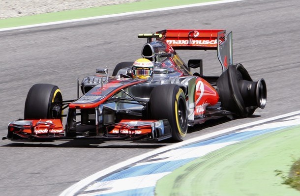Lewis Hamilton pincha un neumático durante el GP de Alemania 2012 en Hockenheim