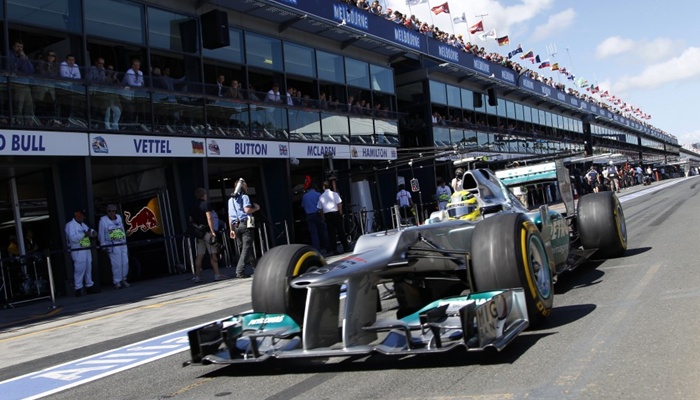 Nico Rosberg pasa por el pitlane del circuito de Melbourne