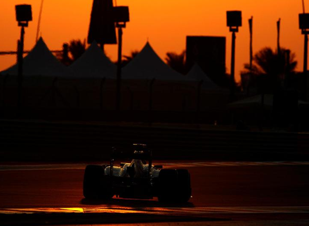 Anochecer en Yas Marina. GP Abu Dabi 2012