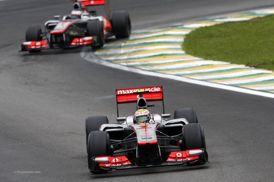 Lewis Hamilton y Jenson Button durante el GP de Brasil 2012