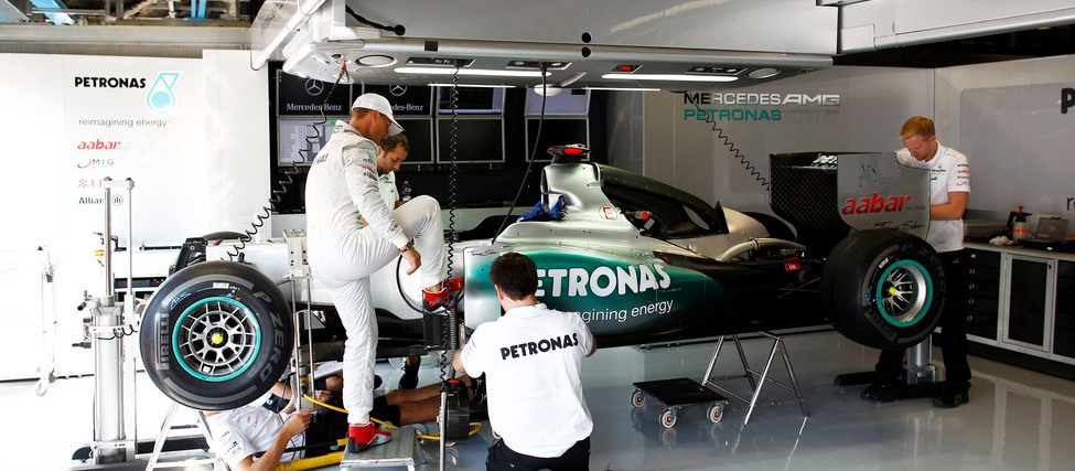 Michael Schumacher con sus mecánicos en el box de Mercedes