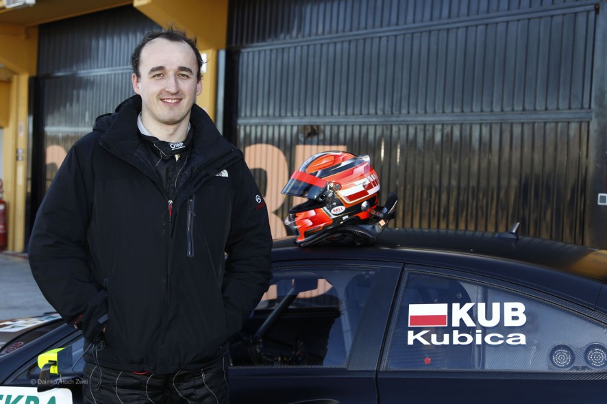 Robert Kubica posa junto al DTM en Valencia