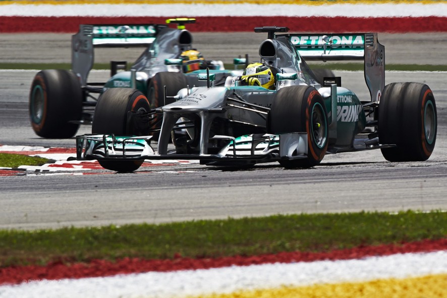 Nico Rosberg y Lewis Hamilton en Malasia 2013