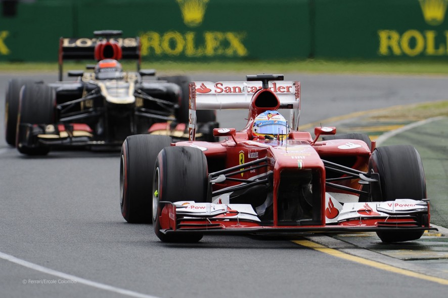 Fernando Alonso y Kimi Raikkonen durante el GP de Australia 2013