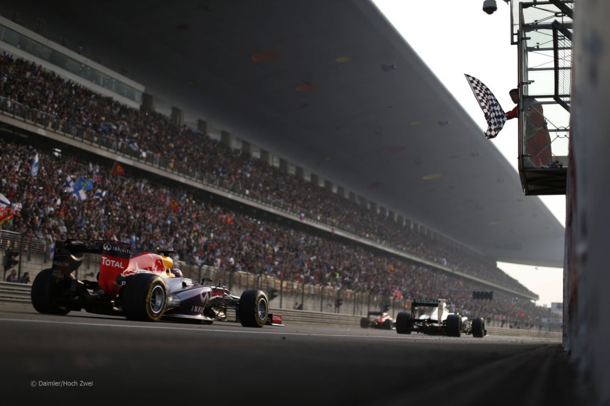 Sebastian Vettel cruza la meta en el GP de China 2013