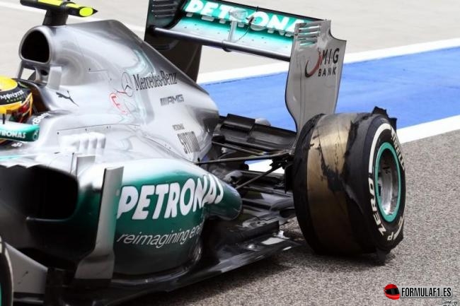 Pérdida de la banda de rodadura en el Mercedes de Lewis Hamilton