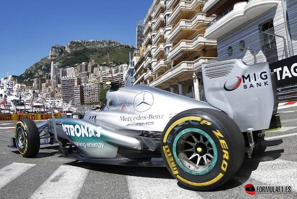 Mercedes W04 en Mónaco con los neumáticos traseros montados al revés