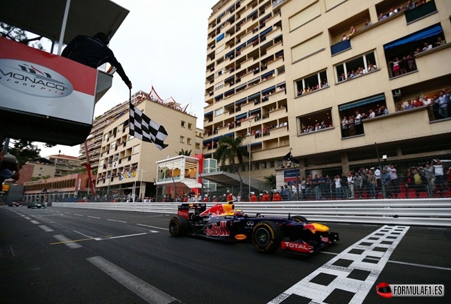 Mark Webber recibe la bandera a cuadros en Mónaco 2012