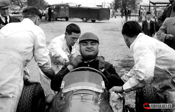 J.F. González asistido por sus mecánicos. Goowood (Inglaterra), 14 de Abril de 1952