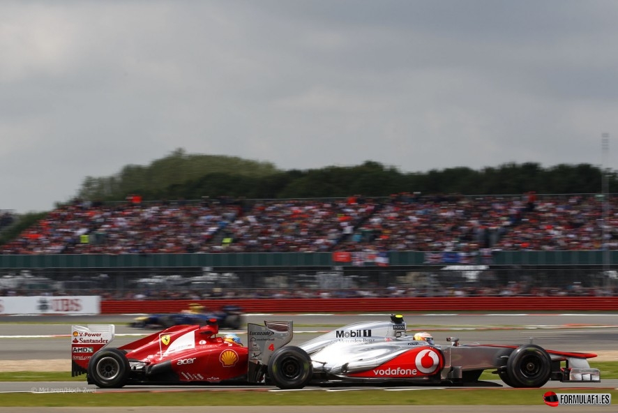 Fernando Alonso y Lewis Hamilton durante el GP de Gran Bretaña 2012